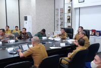 Penjabat Wali kota Tanjungpinang, Hasan, S.Sos, mengikuti Rapat Koordinasi Rutin Tim Penanganan Inflasi Daerah (TPID) terkait Pengembangan Inflasi Kota Tanjungpinang bulan Oktober 2023 di Ruang Rapat Engku Putri Raja Hamidah, Senin (9/10/2023). Foto: Diskominfo Tanjungpinang
