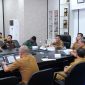 Penjabat Wali kota Tanjungpinang, Hasan, S.Sos, mengikuti Rapat Koordinasi Rutin Tim Penanganan Inflasi Daerah (TPID) terkait Pengembangan Inflasi Kota Tanjungpinang bulan Oktober 2023 di Ruang Rapat Engku Putri Raja Hamidah, Senin (9/10/2023). Foto: Diskominfo Tanjungpinang 
