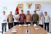 Gubernur Kepulauan Riau H. Ansar Ahmad mengajak Bupati Karimun Aunur Rofik menemui Menteri Kesehatan (Menkes) RI Budi Gunadi Sadikin di Jakarta, Senin (9/10/2023) untuk membicarakan terkait rencana Pemprov Kepri bersama Pemkab Karimun untuk mengembangkan Rumah Sakit Umum Daerah (RSUD) Tanjungbatu, Kundur, di Kabupaten Karimun. Foto: Diskominfo Kepri
