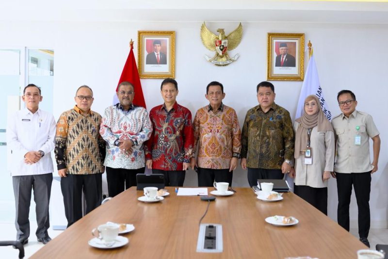 Gubernur Kepulauan Riau H. Ansar Ahmad mengajak Bupati Karimun Aunur Rofik menemui Menteri Kesehatan (Menkes) RI Budi Gunadi Sadikin di Jakarta, Senin (9/10/2023) untuk membicarakan terkait rencana Pemprov Kepri bersama Pemkab Karimun untuk mengembangkan Rumah Sakit Umum Daerah (RSUD) Tanjungbatu, Kundur, di Kabupaten Karimun. Foto: Diskominfo Kepri