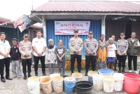 Dalam rangka menyambut Hari Ulang Tahun Humas Polri yang Ke-72, Sihumas Polres Karimun melaksanakan bakti sosial berupa pembagian air bersih kepada masyarakat yang berlokasi di Pasar Lama Telaga Mas Rt 001 Rw 002, Sungai Lakam Barat, Kabupaten Karimun, Rabu (4/10/2023). Foto: Istimewa
