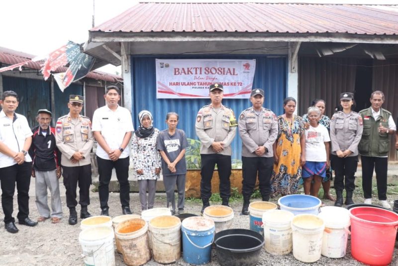 Dalam rangka menyambut Hari Ulang Tahun Humas Polri yang Ke-72, Sihumas Polres Karimun melaksanakan bakti sosial berupa pembagian air bersih kepada masyarakat yang berlokasi di Pasar Lama Telaga Mas Rt 001 Rw 002, Sungai Lakam Barat, Kabupaten Karimun, Rabu (4/10/2023). Foto: Istimewa
