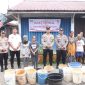 Dalam rangka menyambut Hari Ulang Tahun Humas Polri yang Ke-72, Sihumas Polres Karimun melaksanakan bakti sosial berupa pembagian air bersih kepada masyarakat yang berlokasi di Pasar Lama Telaga Mas Rt 001 Rw 002, Sungai Lakam Barat, Kabupaten Karimun, Rabu (4/10/2023). Foto: Istimewa 
