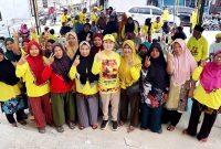 Cen Sui Lan Anggota DPR RI Fraksi Golkar Dapil Kepri bersama Pokdakan Maju Utama Jaya Kampung Tua Dapur 12 Sagulung-Batam dan penerima program bedah rumah, pada acara serah terima Keramba Jaring Apung (KJA) HDPE, Minggu (8/10/2023). Foto:, Dok. suaraserumpun.com