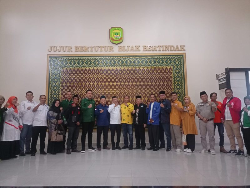 Dalam rangka menyukseskan tahapan Pemilu tahun 2024, Penjabat Wali Kota Tanjungpinang, Hasan,S.Sos mengundang pengurus partai politik untuk saling berkoordinasi sembari menjalin silaturahmi. Foto: Diskominfo Tanjungpinang 