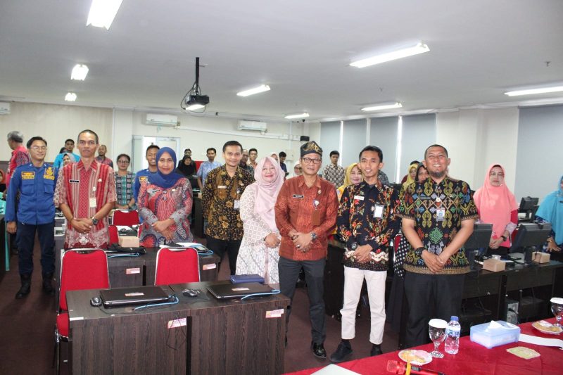 Pemerintah Kota Tanjungpinang melalui Dinas Komunikasi dan Informatika melaksanakan kegiatan Monitoring Opini dan Aspirasi Publik di ruang CAT BKPSDM Kota Tanjungpinang , Kamis (12/10/2023). Foto: Diskominfo Tanjungpinang
