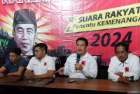 Ketua Badan Pemenangan Pilpres Projo Panel Barus (kedua dari kanan) menjawab pertanyaan awak media pada konferensi pers Rakernas VI Projo di Jakarta, Kamis (12/10/2023). Foto: ANTARA/Uyu Septiyati Liman