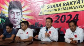 Ketua Badan Pemenangan Pilpres Projo Panel Barus (kedua dari kanan) menjawab pertanyaan awak media pada konferensi pers Rakernas VI Projo di Jakarta, Kamis (12/10/2023). Foto: ANTARA/Uyu Septiyati Liman