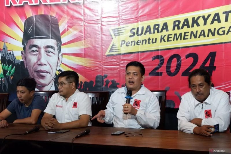 Ketua Badan Pemenangan Pilpres Projo Panel Barus (kedua dari kanan) menjawab pertanyaan awak media pada konferensi pers Rakernas VI Projo di Jakarta, Kamis (12/10/2023). Foto: ANTARA/Uyu Septiyati Liman
