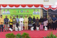 Gubernur Kepulauan Riau (Kepri) H. Ansar Ahmad menyerahkan secara simbolis beras Bantuan Pangan Pemerintah Tahap-II kepada masyarakat Kabupaten Karimun di Gedung Nasional Tanjung Balai Karimun, Kamis (12/10/2023). Bantuan ini bertujuan untuk menjamin ketahanan pangan dan menekan angka inflasi di akhir tahun. Foto: Diskominfo Kepri 