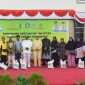 Gubernur Kepulauan Riau (Kepri) H. Ansar Ahmad menyerahkan secara simbolis beras Bantuan Pangan Pemerintah Tahap-II kepada masyarakat Kabupaten Karimun di Gedung Nasional Tanjung Balai Karimun, Kamis (12/10/2023). Bantuan ini bertujuan untuk menjamin ketahanan pangan dan menekan angka inflasi di akhir tahun. Foto: Diskominfo Kepri 
