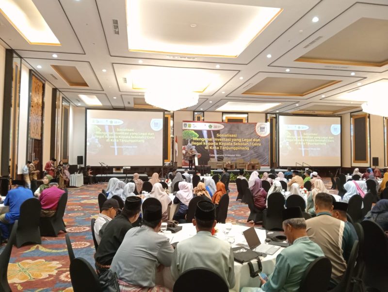 Otoritas Jasa Keuangan (OJK) Perwakilan Provinsi Kepri menggelar sosialisasi tentang mengenal investasi yang legal dan ilegal kepada kepala sekolah dan guru yang ada di Tanjungpinang, Jum'at (13/10/2023) di Trans Convention Center, Aston Tanjungpinang. Foto: Diskominfo Tanjungpinang 