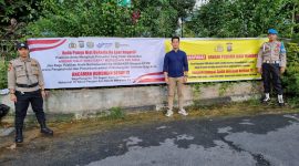 Guna meningkatkan kesadaran dan literasi  serta mencegah terjadinya pengiriman PMI secara tidak resmi keluar negeri dan ancaman hukuman bagi pengurusnya, Pos Polisi Pelabuhan Batam Center menebar spanduk dan banner di sekitar pelabuhan tersebut, pada Jumat (12/10/2023).Foto: INIKEPRI.COM 