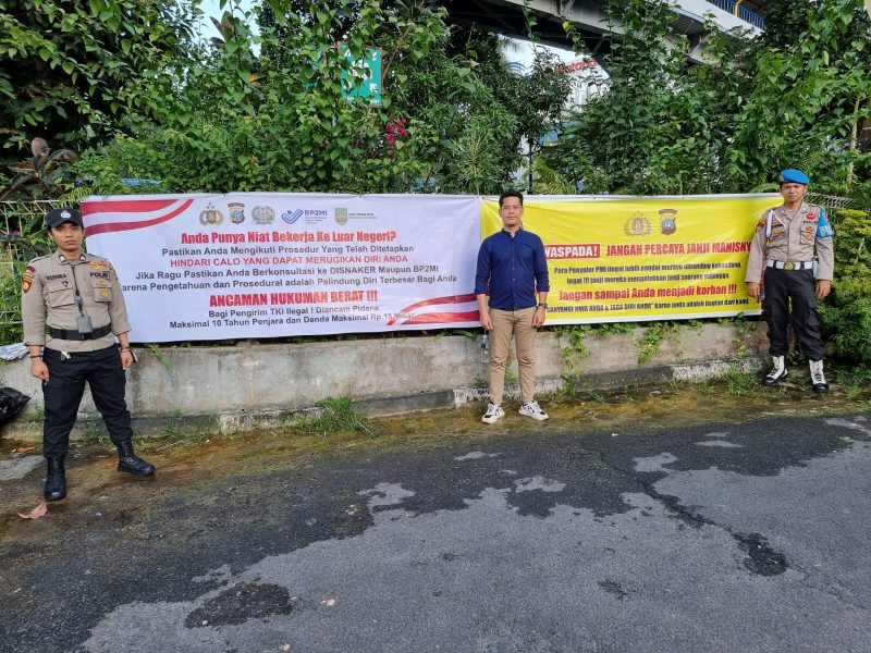Guna meningkatkan kesadaran dan literasi  serta mencegah terjadinya pengiriman PMI secara tidak resmi keluar negeri dan ancaman hukuman bagi pengurusnya, Pos Polisi Pelabuhan Batam Center menebar spanduk dan banner di sekitar pelabuhan tersebut, pada Jumat (12/10/2023).Foto: INIKEPRI.COM 