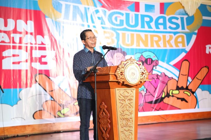 Wakil Wali Kota Batam Amsakar Achmad menghadiri Inagurasi Fakultas Ekonomi dan Bisnis (FEB) Universitas Riau Kepulauan (Unrika) ngkatan 2023 di Aula Utama Kampus Unrika, Sabtu (14/10/2023).Foto: INIKEPRI.COM 
