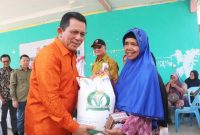 Gubernur Kepulauan Riau Ansar Ahmad menyerahkan secara simbolis bantuan pangan Cadangan Beras Pemerintah (CPP) tahap II untuk Kota Batam di Fasum Batu Besar, Nongsa, Sabtu (14/10/2023). Foto: Diskominfo Kepri 