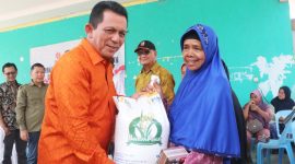 Gubernur Kepulauan Riau Ansar Ahmad menyerahkan secara simbolis bantuan pangan Cadangan Beras Pemerintah (CPP) tahap II untuk Kota Batam di Fasum Batu Besar, Nongsa, Sabtu (14/10/2023). Foto: Diskominfo Kepri 