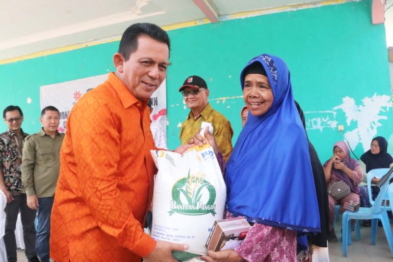 Gubernur Kepulauan Riau Ansar Ahmad menyerahkan secara simbolis bantuan pangan Cadangan Beras Pemerintah (CPP) tahap II untuk Kota Batam di Fasum Batu Besar, Nongsa, Sabtu (14/10/2023). Foto: Diskominfo Kepri 