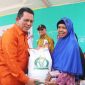 Gubernur Kepulauan Riau Ansar Ahmad menyerahkan secara simbolis bantuan pangan Cadangan Beras Pemerintah (CPP) tahap II untuk Kota Batam di Fasum Batu Besar, Nongsa, Sabtu (14/10/2023). Foto: Diskominfo Kepri 