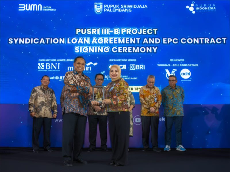 bank bjb melakukan penandatanganan Perjanjian Kredit Pendanaan Proyek Pabrik Pusri IIIB dengan PT Pusri Palembang, melalui skema Kredit Sindikasi bersama sejumlah perbankan nasional, dengan total Rp9,3 Triliun, pada Jumat (13/10) di Ballroom The Langham Hotel Jakarta. Foto: bank bjb untuk INIKEPRI.COM 