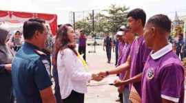 Anggota DPR RI Fraksi Golkar Dapil Kepri Cen Sui Lan menyerahkan 50 pas kecil, yaitu sertifikat kapal kecil kepada nelayan, saat kunjungan kerja ke Tanjung Uban, Bintan Utara, Rabu (11/10/2023). Foto: Istimewa 
