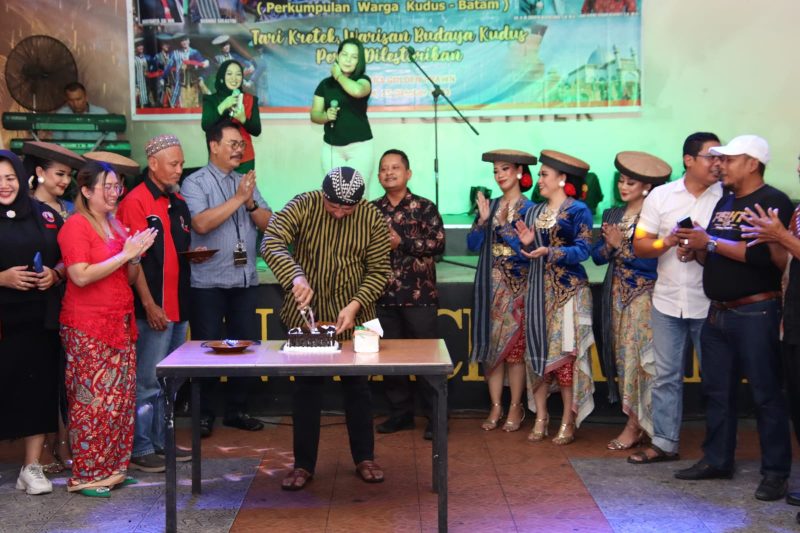 Ketua DPRD Kota Batam Nuryanto menghadiri Tasyakuran Milad ke-7 Perkumpulan Warga Kudus (PAKU) Batam di Golden Prawn, Bengkong, Batam, pada Minggu (15/10/2023). Foto: INIKEPRI.COM 
