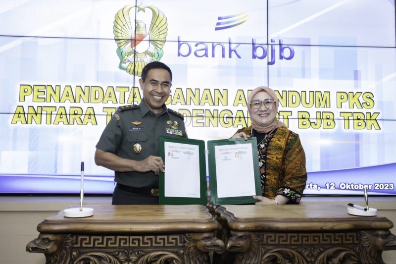 bank bjb melakukan penandatanganan Adendum Perjanjian Kerja Sama (PKS) dengan Mabes TNI Angkatan Darat, pada Kamis (12/10) bertempat di Gedung Mabes Angkatan Darat, Jakarta Pusat. Foto: bank bjb untuk INIKEPRI.COM 
