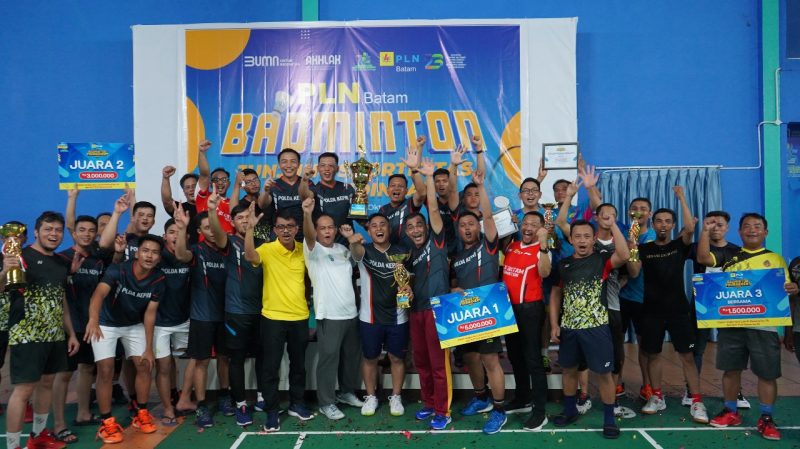PLN Batam Badminton Turnamen Tahun 2023 telah selesai dilaksanakan dengan kemenangan Kepolisian Daerah (Polda) Kepuluan Riau (Kepri), disusul PLN Batam pada peringkat kedua dan Real Estate Indonesia (REI) Kepri bersama Badan Musyawarah Perbankan Daerah (BMPD) pada peringkat ketiga. Foto: INIKEPRI.COM/HO Humas PLN Batam 