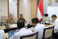 Gubernur Kepulauan Riau H. Ansar Ahmad melanjutkan kunjungan kerja selama di Jakarta untuk beraudiensi dengan Plt. Direktur Jenderal Perhubungan Laut (Dirjen Laut)  Kementerian Perhubungan RI Antoni Arif Priadi di Ruang Rapat Dirjen Perhubungan Laut Jakarta, Senin (16/10) sore. Foto: Diskominfo Kepri 