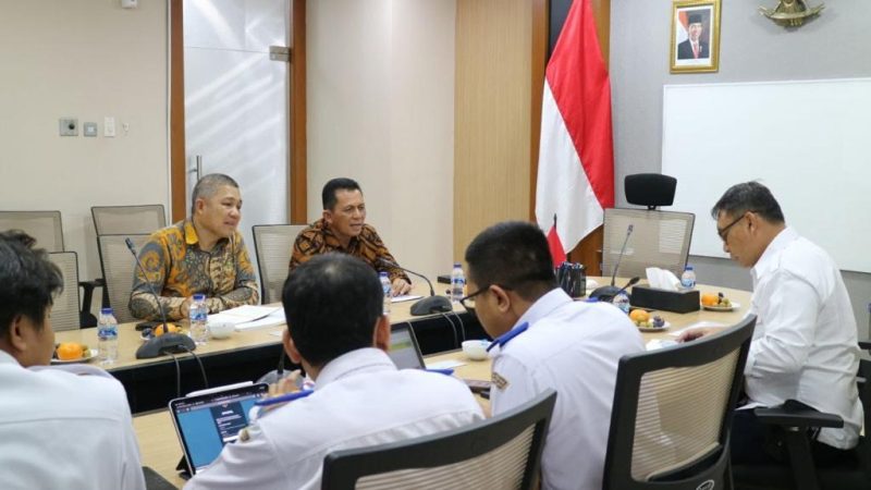 Gubernur Kepulauan Riau H. Ansar Ahmad melanjutkan kunjungan kerja selama di Jakarta untuk beraudiensi dengan Plt. Direktur Jenderal Perhubungan Laut (Dirjen Laut)  Kementerian Perhubungan RI Antoni Arif Priadi di Ruang Rapat Dirjen Perhubungan Laut Jakarta, Senin (16/10) sore. Foto: Diskominfo Kepri 