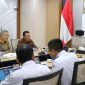 Gubernur Kepulauan Riau H. Ansar Ahmad melanjutkan kunjungan kerja selama di Jakarta untuk beraudiensi dengan Plt. Direktur Jenderal Perhubungan Laut (Dirjen Laut)  Kementerian Perhubungan RI Antoni Arif Priadi di Ruang Rapat Dirjen Perhubungan Laut Jakarta, Senin (16/10) sore. Foto: Diskominfo Kepri 