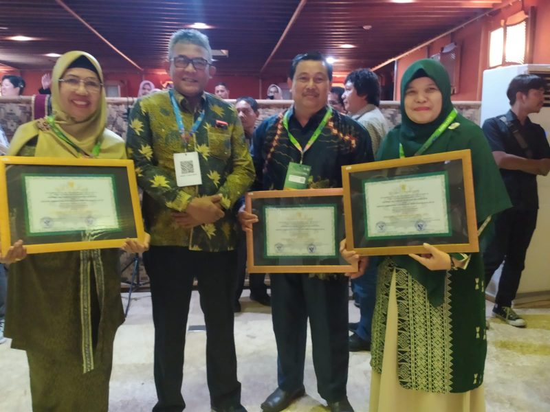 SDN Binaan 004 Tanjungpinang Timur berhasil dinobatkan sebagai penerima penghargaan Sekolah Adiwiyata Mandiri dan SMPN 10 Tanjungpinang sebagai Sekolah Adiwiyata Nasional. Foto: Diskominfo Tanjungpinang 