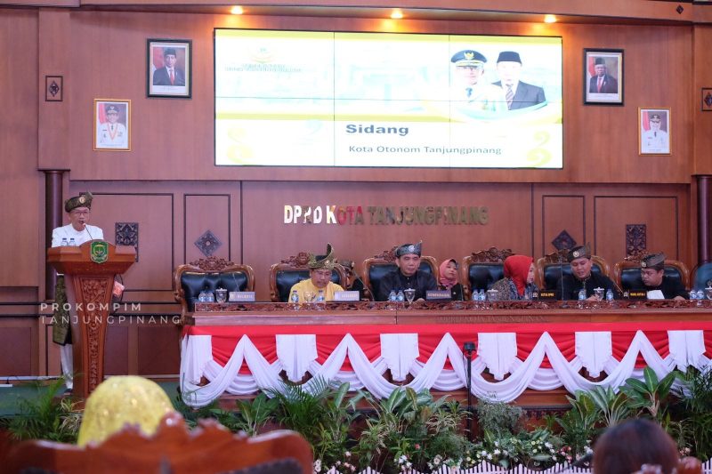 Penjabat Wali Kota Tanjungpinang, Hasan, S.Sos mengikuti Sidang Paripurna Istimewa sempena peringatan peringatan hari jadi ke-22 Kota Otonom Tanjungpinang. Sidang paripurna dilaksanakan di kantor DPRD Kota Tanjungpinang, Selasa (17/10/2023). Foto: Humprofoto Tanjungpinang 