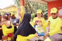 Anggota DPR RI dari Partai Golkar Dapil Kepulauan Riau Cen Sui Lan turun langsung ke Kompleks Graha Mas di Sekupang, Batam, guna menyerahkan bansos sekaligus menerima aspirasi peningkatan jalan dan parit dari warga setempat. Foto: Dok. Suaraserumpun.com 