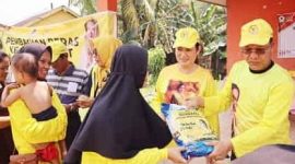 Anggota DPR RI dari Partai Golkar Dapil Kepulauan Riau Cen Sui Lan turun langsung ke Kompleks Graha Mas di Sekupang, Batam, guna menyerahkan bansos sekaligus menerima aspirasi peningkatan jalan dan parit dari warga setempat. Foto: Dok. Suaraserumpun.com 