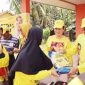 Anggota DPR RI dari Partai Golkar Dapil Kepulauan Riau Cen Sui Lan turun langsung ke Kompleks Graha Mas di Sekupang, Batam, guna menyerahkan bansos sekaligus menerima aspirasi peningkatan jalan dan parit dari warga setempat. Foto: Dok. Suaraserumpun.com 
