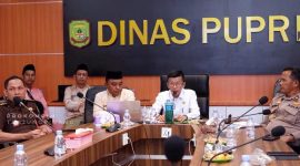 Berfokus dalam penataan kota, Penjabat Wali Kota Tanjungpinang, Hasan, S.Sos melakukan koordinasi dengan para vendor seperti PLN, Telkom, TV kabel, dan jasa telekomunikasi lainnya. Diskusi dilaksanakan di ruang rapat Dinas PUPR Kota Tanjungpinang, Rabu (18/10/2023). Foto: Humprofoto Tanjungpinang 
