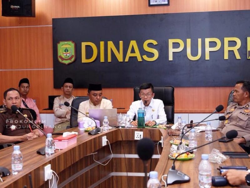 Berfokus dalam penataan kota, Penjabat Wali Kota Tanjungpinang, Hasan, S.Sos melakukan koordinasi dengan para vendor seperti PLN, Telkom, TV kabel, dan jasa telekomunikasi lainnya. Diskusi dilaksanakan di ruang rapat Dinas PUPR Kota Tanjungpinang, Rabu (18/10/2023). Foto: Humprofoto Tanjungpinang
