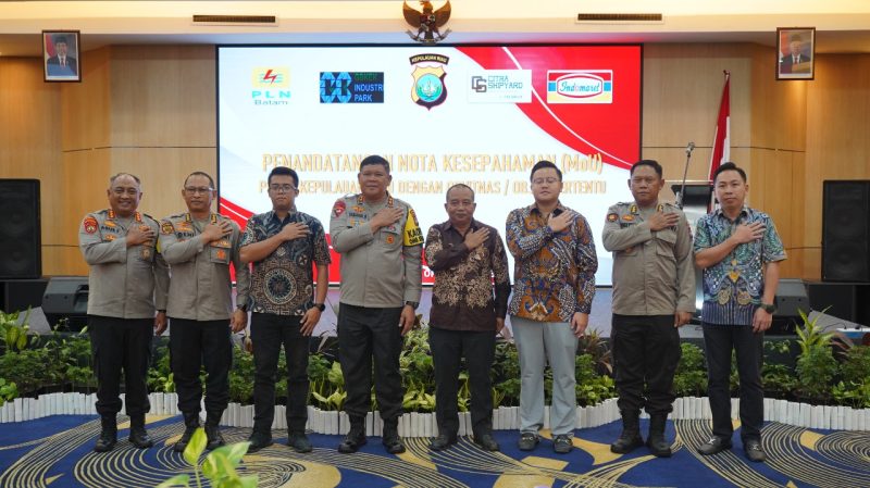 Dalam rangka mewujudkan pengamanan instalasi dan aset ketenagalistrikan serta penegakan hukum, PLN Batam bekerjasama dengan Kepolisian Daerah Kepulauan Riau menandatangani nota kesepahaman (Memorandum of Understanding/MoU) tentang Pengamanan dan Pengawalan Serta Penegakan Hukum di Lingkungan PLN Batam, Rabu pagi (18/10/2023). Foto: INIKEPRI.COM/HO Humas PLN Batam 