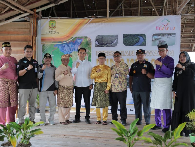 Penjabat Wali Kota Tanjungpinang, Hasan, S.Sos, meresmikan kawasan Minawisata Kampung Madong - Sei Nyirih, Kamis (19/10/2023) di Rumah Makan Bandar Seafood, Kampung Sei Nyirih, Kelurahan Kampung Bugis, Tanjungpinang Kota. Foto: Diskominfo Tanjungpinang 