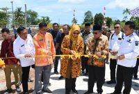Ketua TP-PKK Provinsi Kepri Hj. Dewi Kumalasari Ansar disaksikan Gubernur Kepri H. Ansar Ahmad pada Kamis (19/10/2023) meresmikan Jalan Akses Baru SMAN 1 Singkep Pesisir. Foto: Diskominfo Kepri 