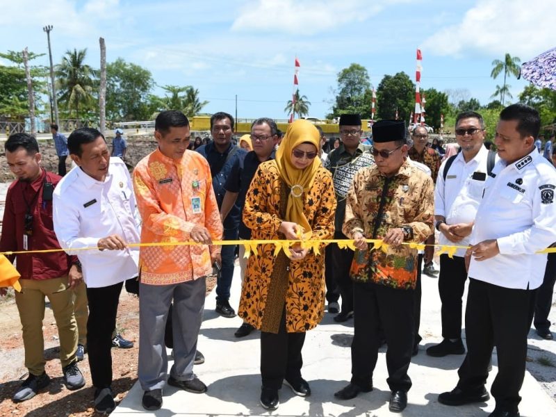 Ketua TP-PKK Provinsi Kepri Hj. Dewi Kumalasari Ansar disaksikan Gubernur Kepri H. Ansar Ahmad pada Kamis (19/10/2023) meresmikan Jalan Akses Baru SMAN 1 Singkep Pesisir. Foto: Diskominfo Kepri 