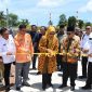 Ketua TP-PKK Provinsi Kepri Hj. Dewi Kumalasari Ansar disaksikan Gubernur Kepri H. Ansar Ahmad pada Kamis (19/10/2023) meresmikan Jalan Akses Baru SMAN 1 Singkep Pesisir. Foto: Diskominfo Kepri 