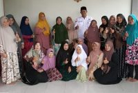 Ketua Gerakan Pemuda Ka'bah Kepulauan Riau Muhammad Yasin Fahriza menjalin silaturahmi dengan ibu-ibu Majelis Taklim At-Taqwa di kediamannya Graha Nusa Batam, Kelurahan Sei Langkai, Kecamatan Sagulung, Kota Batam, Rabu (18/10/2023). Foto: INIKEPRI.COM 