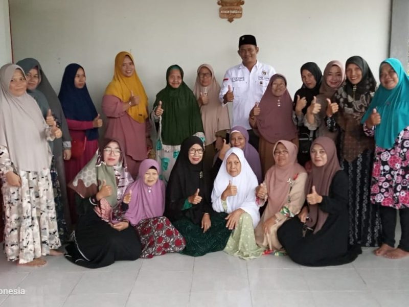 Ketua Gerakan Pemuda Ka'bah Kepulauan Riau Muhammad Yasin Fahriza menjalin silaturahmi dengan ibu-ibu Majelis Taklim At-Taqwa di kediamannya Graha Nusa Batam, Kelurahan Sei Langkai, Kecamatan Sagulung, Kota Batam, Rabu (18/10/2023). Foto: INIKEPRI.COM 