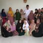 Ketua Gerakan Pemuda Ka'bah Kepulauan Riau Muhammad Yasin Fahriza menjalin silaturahmi dengan ibu-ibu Majelis Taklim At-Taqwa di kediamannya Graha Nusa Batam, Kelurahan Sei Langkai, Kecamatan Sagulung, Kota Batam, Rabu (18/10/2023). Foto: INIKEPRI.COM 