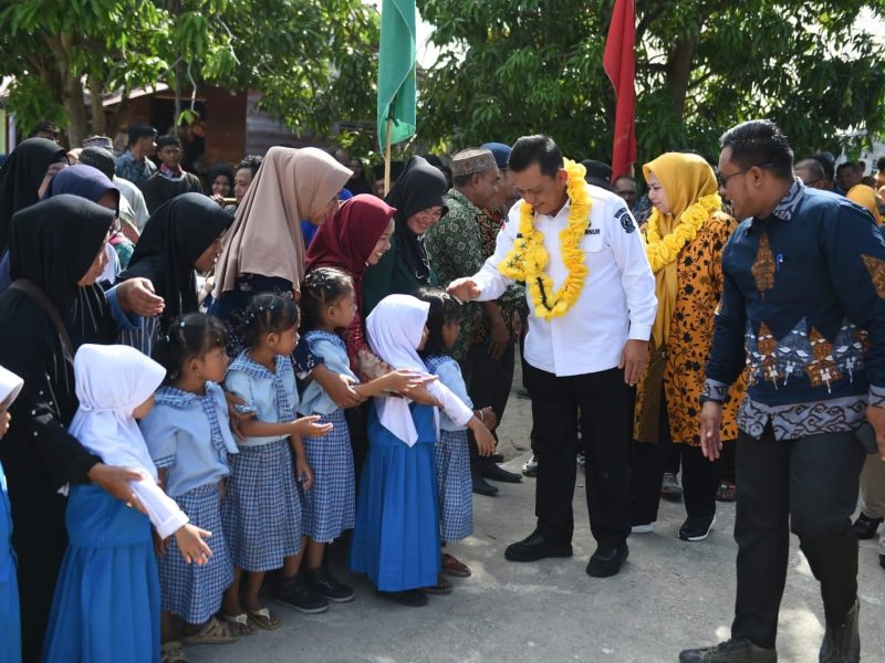 Gubernur Kepulauan Riau (Kepri) H. Ansar Ahmad melakukan kunjungan kerja ke Kabupaten Lingga pada Kamis (19/10/2023). Agenda pertamanya adalah silaturahmi dengan masyarakat Desa Busung Panjang Kecamatan Kepulauan Posek di Pulau Nuja. Foto: Diskominfo Kepri 