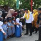 Gubernur Kepulauan Riau (Kepri) H. Ansar Ahmad melakukan kunjungan kerja ke Kabupaten Lingga pada Kamis (19/10/2023). Agenda pertamanya adalah silaturahmi dengan masyarakat Desa Busung Panjang Kecamatan Kepulauan Posek di Pulau Nuja. Foto: Diskominfo Kepri 