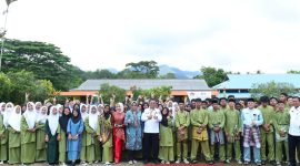 Gubernur Kepulauan Riau H. Ansar Ahmad berkunjung ke SMAN 1 Lingga di Daik, Kabupaten Lingga, Jum'at (20/10/2023). Kunjungan ke sekolah merupakan agenda rutin Gubernur Ansar dalam setiap kunjungan kerjanya ke daerah. Foto: Diskominfo Kepri 