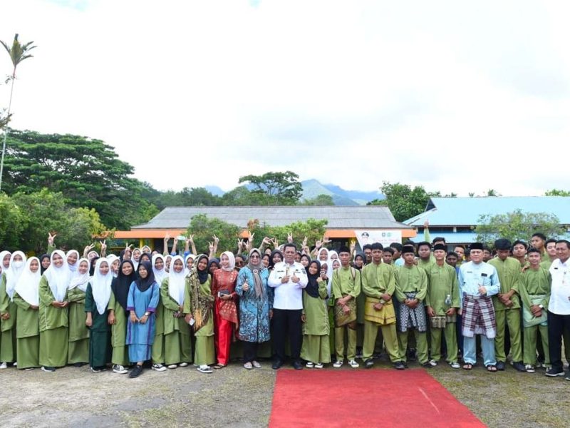Gubernur Kepulauan Riau H. Ansar Ahmad berkunjung ke SMAN 1 Lingga di Daik, Kabupaten Lingga, Jum'at (20/10/2023). Kunjungan ke sekolah merupakan agenda rutin Gubernur Ansar dalam setiap kunjungan kerjanya ke daerah. Foto: Diskominfo Kepri